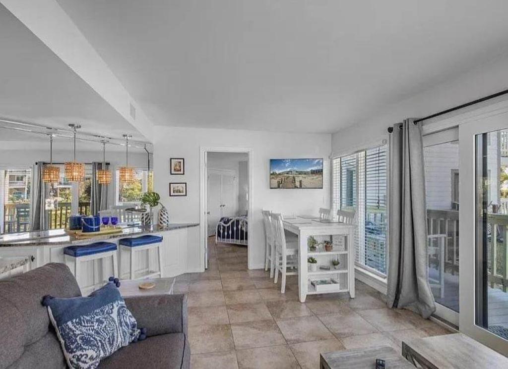 格尔夫海岸Sugar Sands-Luxury 1st Floor 2BR 2BA Private Beach的带沙发的客厅和带窗户的厨房