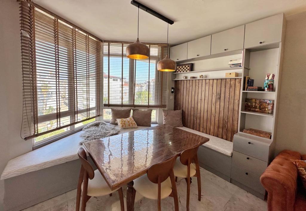 阿拉尼亚Stunningly family apartment的厨房配有桌椅和窗户。