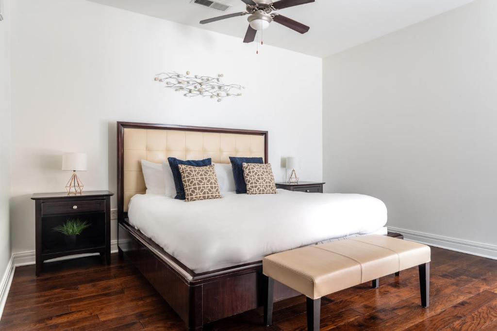 奥斯汀Kasa Lady Bird Lake Austin的一间卧室配有一张床和吊扇
