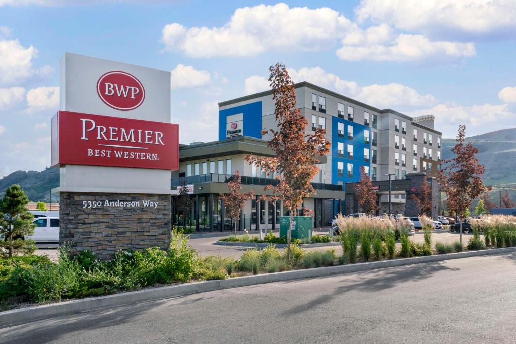 弗农Best Western Premier Route 97 Vernon的大楼前的酒店标志