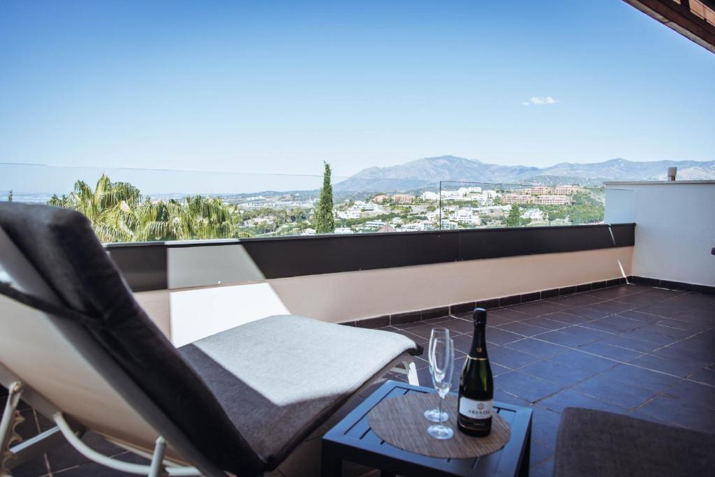 EsteponaLuxury apartment with panoramic views - Marbella的阳台配有1瓶葡萄酒。