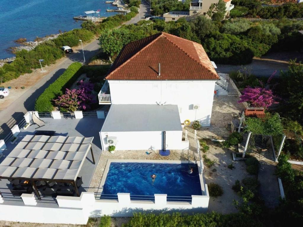 拉茨斯切Family friendly apartments with a swimming pool Kneza, Korcula - 9130的享有带游泳池的房屋的空中景致