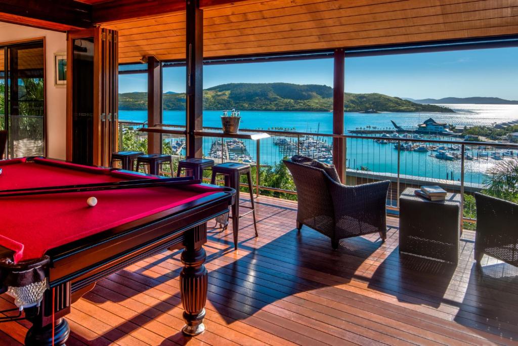 汉密尔顿岛The Boathouse - Luxury Holiday House Jacuzzi 2 Buggies的水景甲板上的台球桌