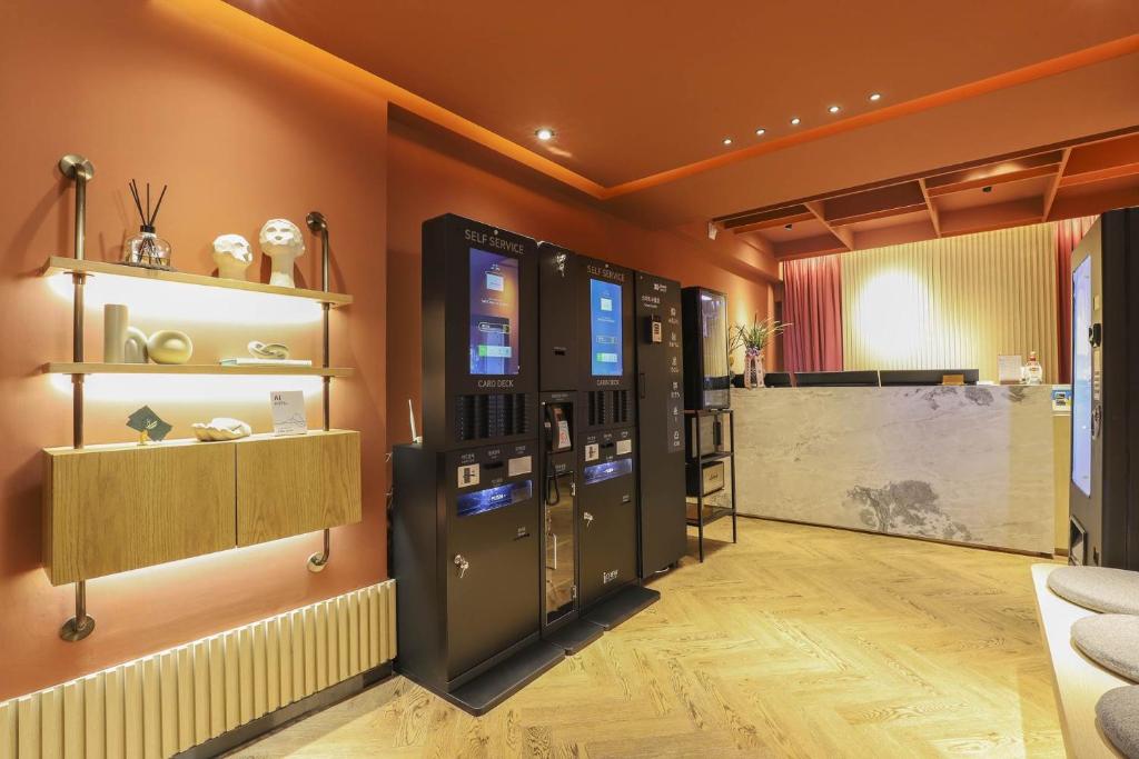 釜山Brown Dot Hotel Haeundae的一间设有2台自动售货机的房间和一间酒吧
