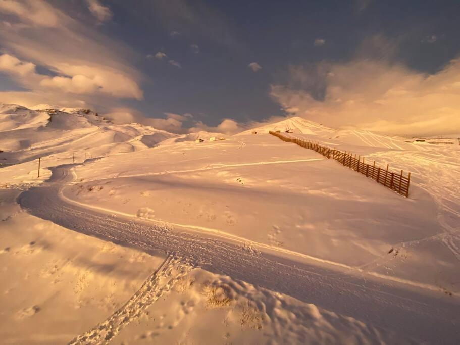 圣地亚哥El Colorado, Farellones.的一座雪覆盖的山丘,上面有栅栏