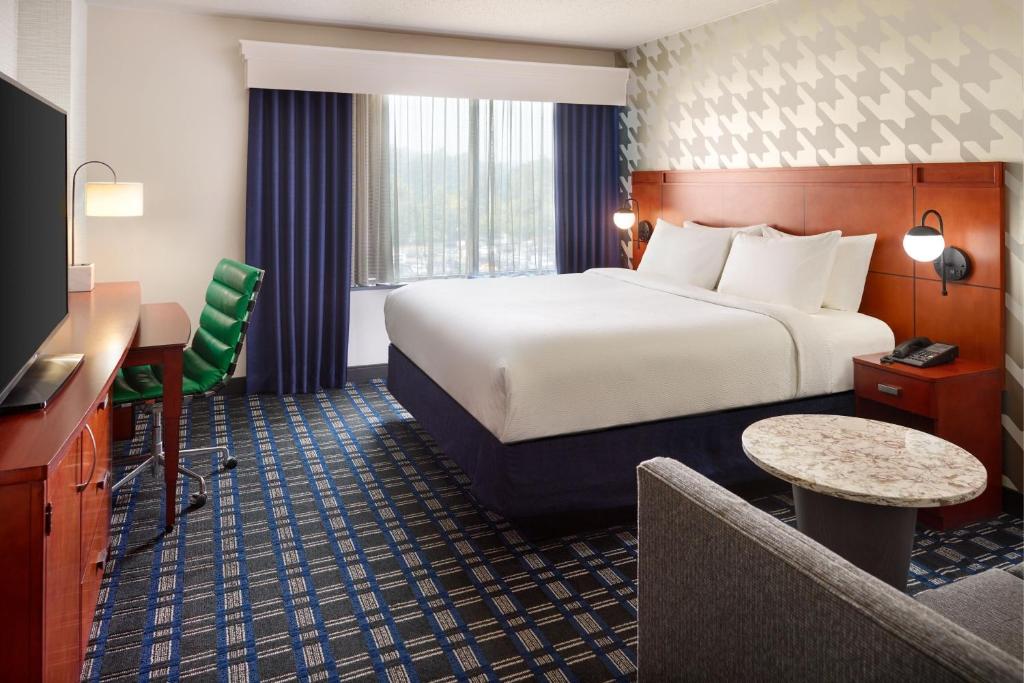 阿林顿阿灵顿水晶城/里根国家机场万怡酒店的酒店客房,配有床和电视