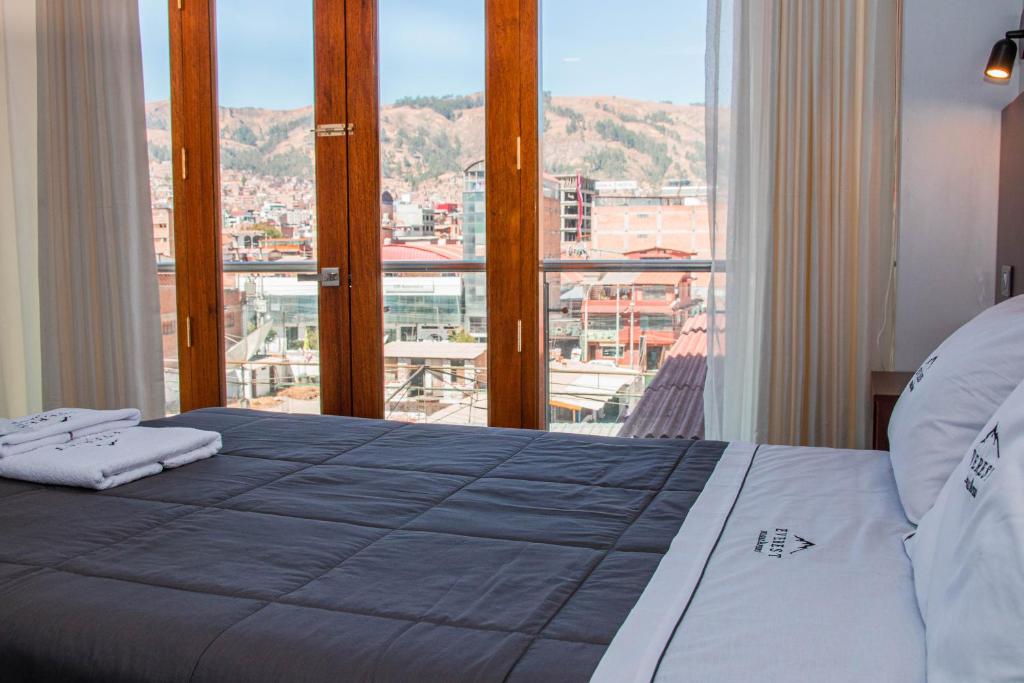 瓦拉斯Hotel Turístico Everest的一间卧室设有一张大床和一个大窗户
