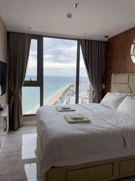 乔木提恩海滩Copacabana jomtien beach high floor的一间带大床的卧室,享有海景