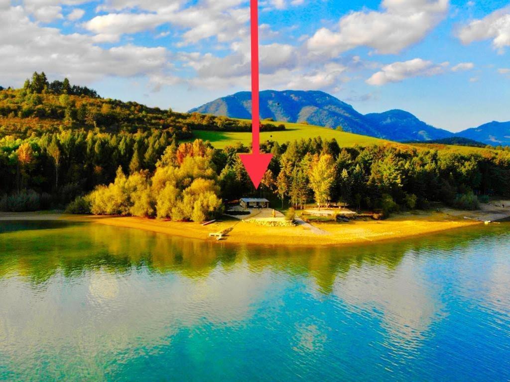 Mobilný domček na brehu Liptovskej Mary的红箭在湖中的一个岛屿