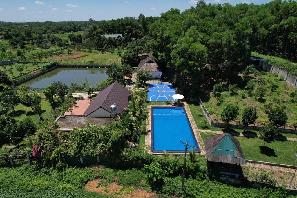 河内Viewest Glamping Dong Mo的享有带游泳池的房屋的空中景致