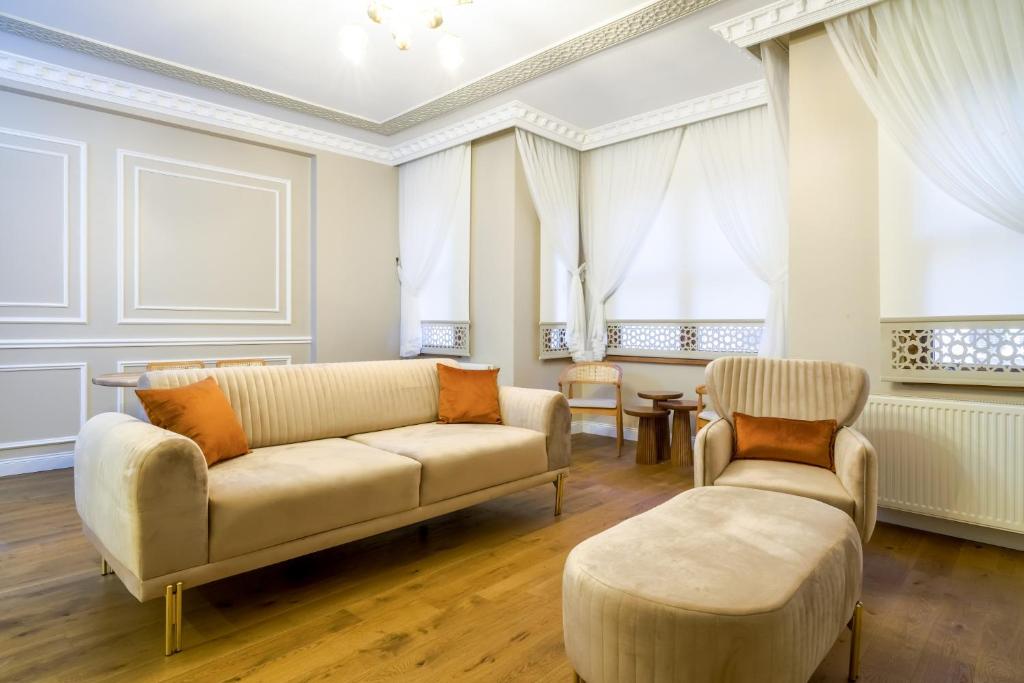 伊斯坦布尔Chic的客厅配有沙发和两把椅子