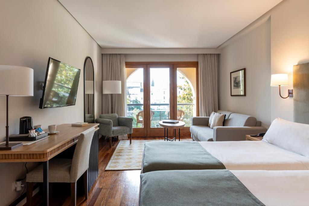 隆达隆达旅馆的酒店客房配有两张床和一张书桌