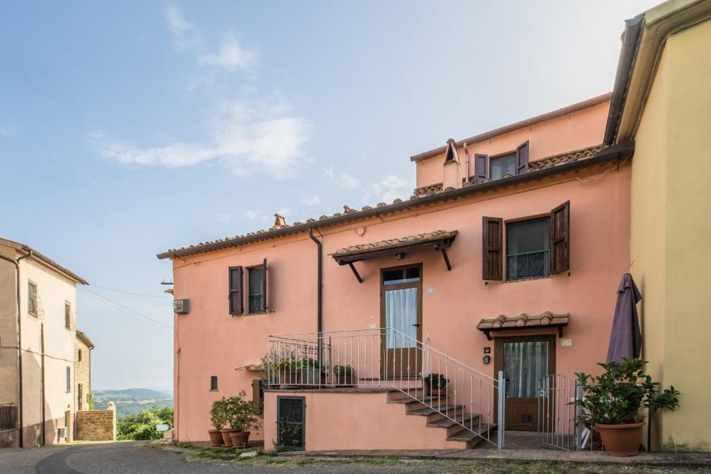 索拉诺La Tana della Volpe的粉红色的房子,街上有楼梯