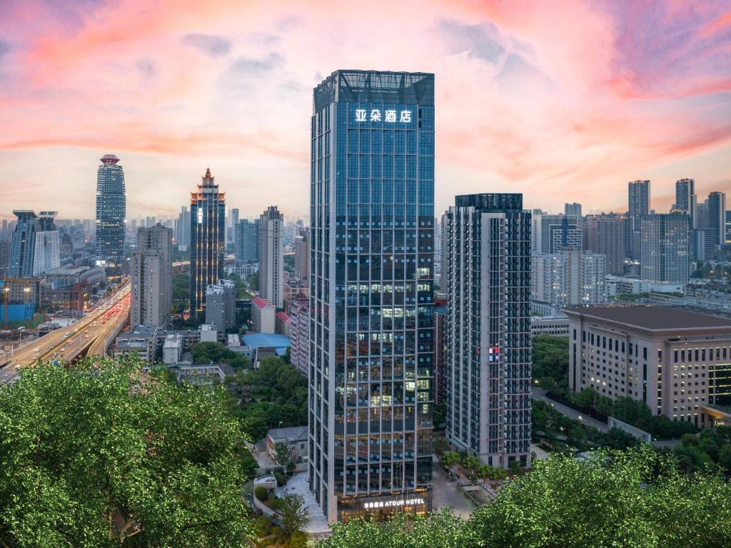 武汉武汉理工大学街道口亚朵酒店的一座高大的建筑,上面有城市的标志