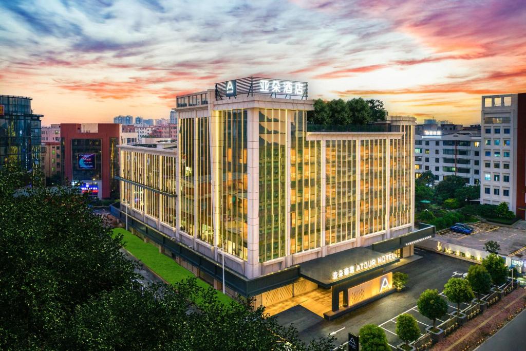 广州广州番禺珠宝城亚朵酒店的城市中一座大建筑的 ⁇ 染