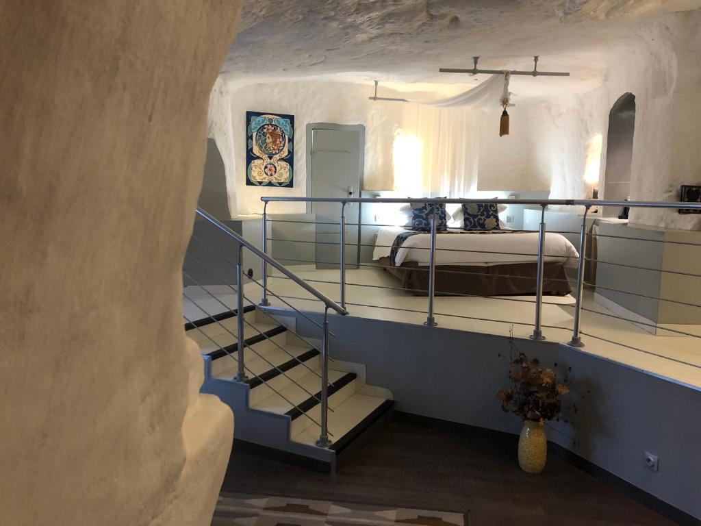 阿宰勒里多Logis Hôtels Troglododo的一间洞穴内带双层床的卧室