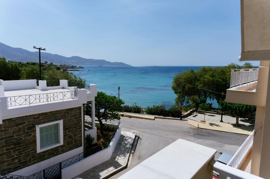 卡利斯托斯Ammos Luxury Suite的从大楼内可欣赏到海景