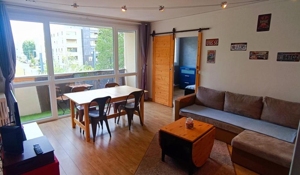 凯恩Appart 3 Chambres - 6 personnes - Mémorial - Université的客厅配有沙发和桌子
