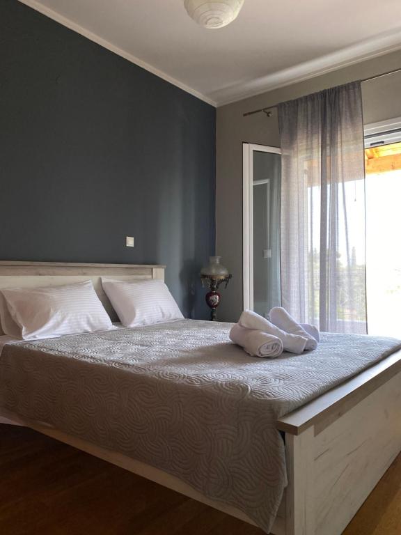 Ágios ProkópiosOlive Garden House的一间卧室配有一张大床和两条毛巾