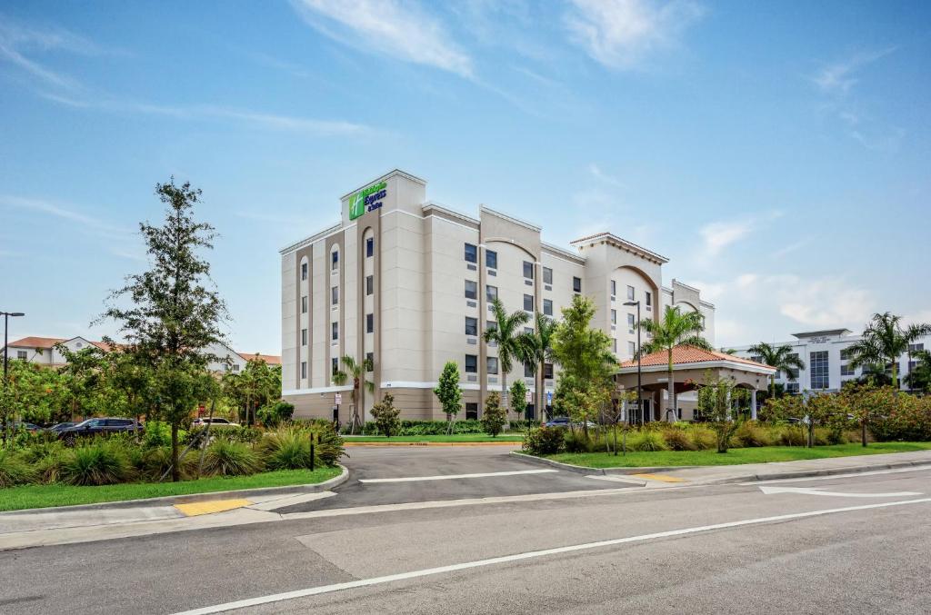 米拉玛Holiday Inn Express & Suites - Miramar, an IHG Hotel的一条有路的街道上白色的大建筑