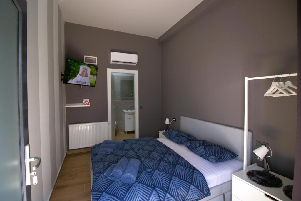Velika MlakaRooms Matić的一间位于客房内的蓝色床卧室