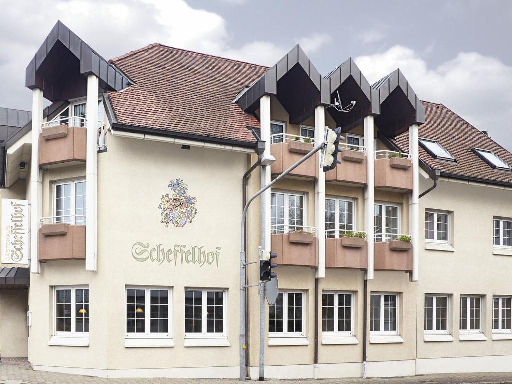 巴特塞京根Hotel Scheffelhof的建筑的侧面有标志