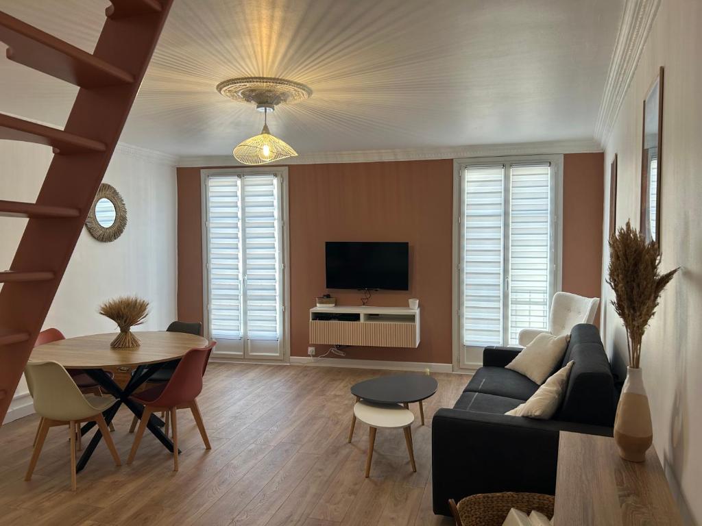 土伦Duplex climatisé proche port Toulon的客厅配有沙发和桌子