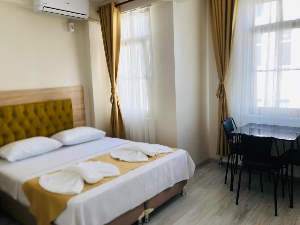 伊斯坦布尔Halil Bey Konağı的一间卧室配有一张床、一张桌子和一张书桌