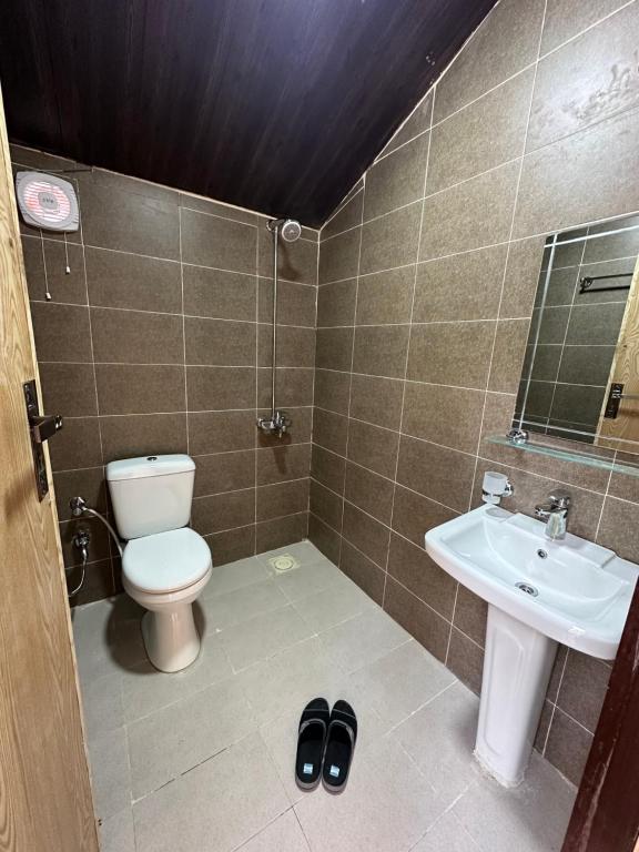 锡卡都MONTAGNA PODS的一间带卫生间和水槽的浴室