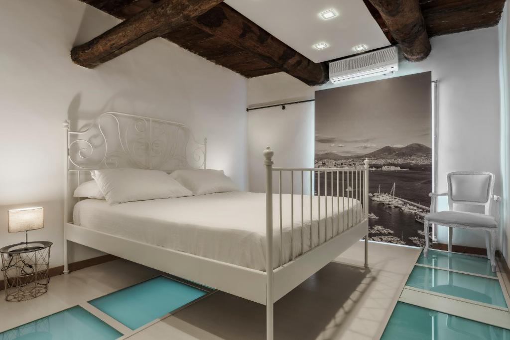 那不勒斯La bella vita luxury apartament and travel solution的白色卧室配有床和椅子