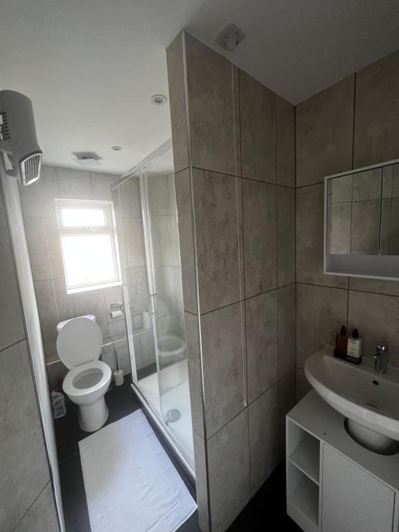 South OckendonLovely 2-Bed Apartment in Grays的浴室配有卫生间、淋浴和盥洗盆。