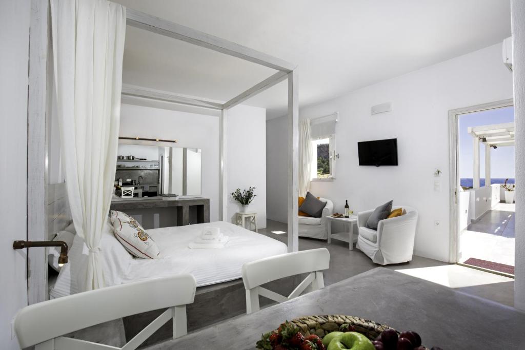 林都斯林典皮尔酒店的一间白色的卧室,配有床和客厅