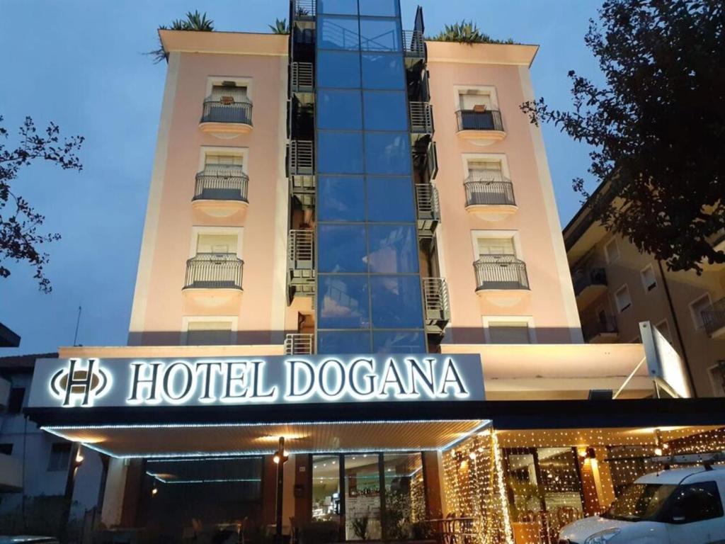 圣马力诺多加纳酒店的一座高楼前的酒店