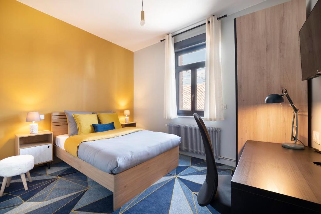 亚眠Maison et Jardin - Chambre Cosy的一间卧室配有一张床和一张书桌