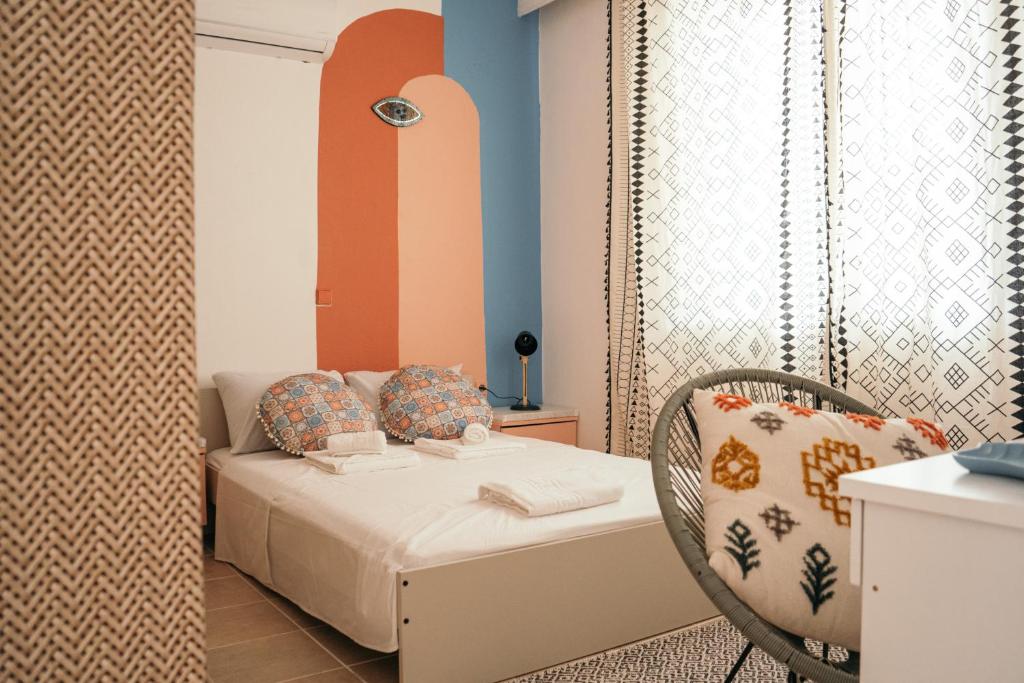 帕拉代西翁Villager's Art Apartment的一间小卧室,配有一张床和一把椅子
