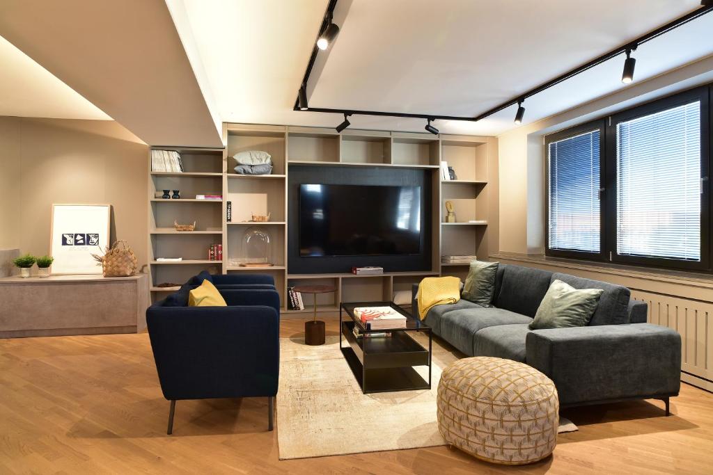 莱比锡SAXX Apartments Leipzig的带沙发和平面电视的客厅