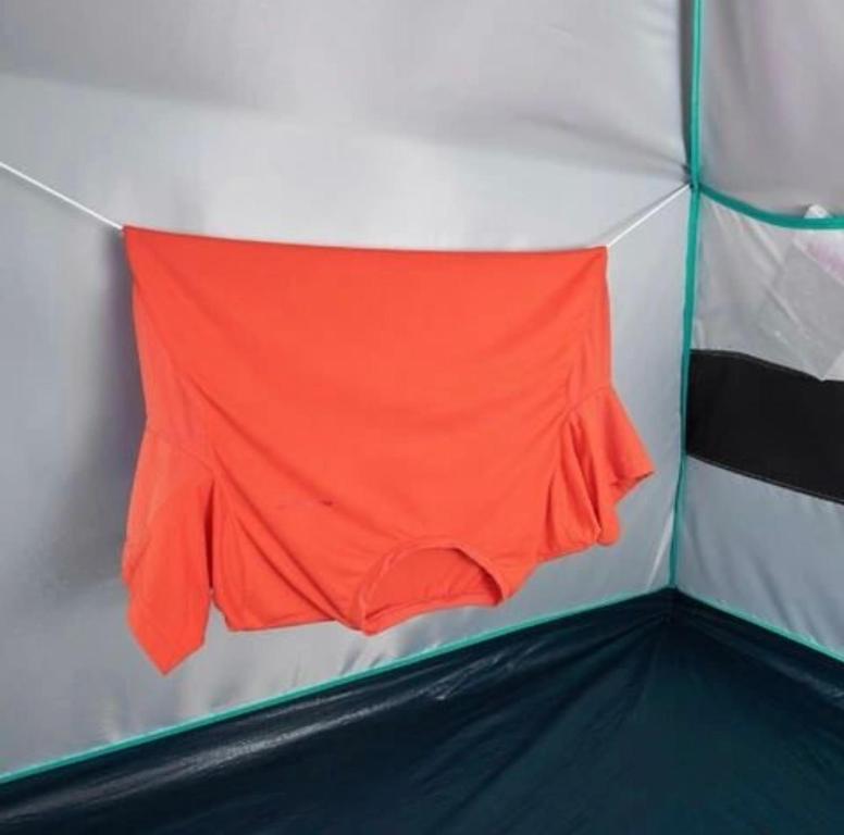 慕尼黑AllYouNeed Oktoberfest Basic Camping的红衬衫挂在帐篷里