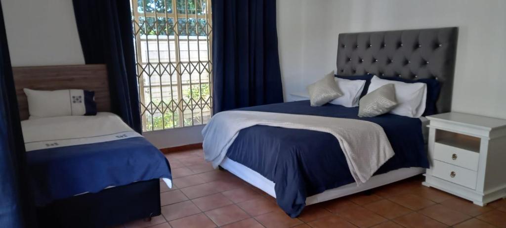 DeneysvilleHome Sweet Home的卧室配有蓝色和白色的床和窗户。