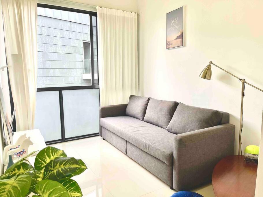 新加坡Centralize Stylish Loft Apartment Near MRT 市中心全景屋的带沙发和大窗户的客厅