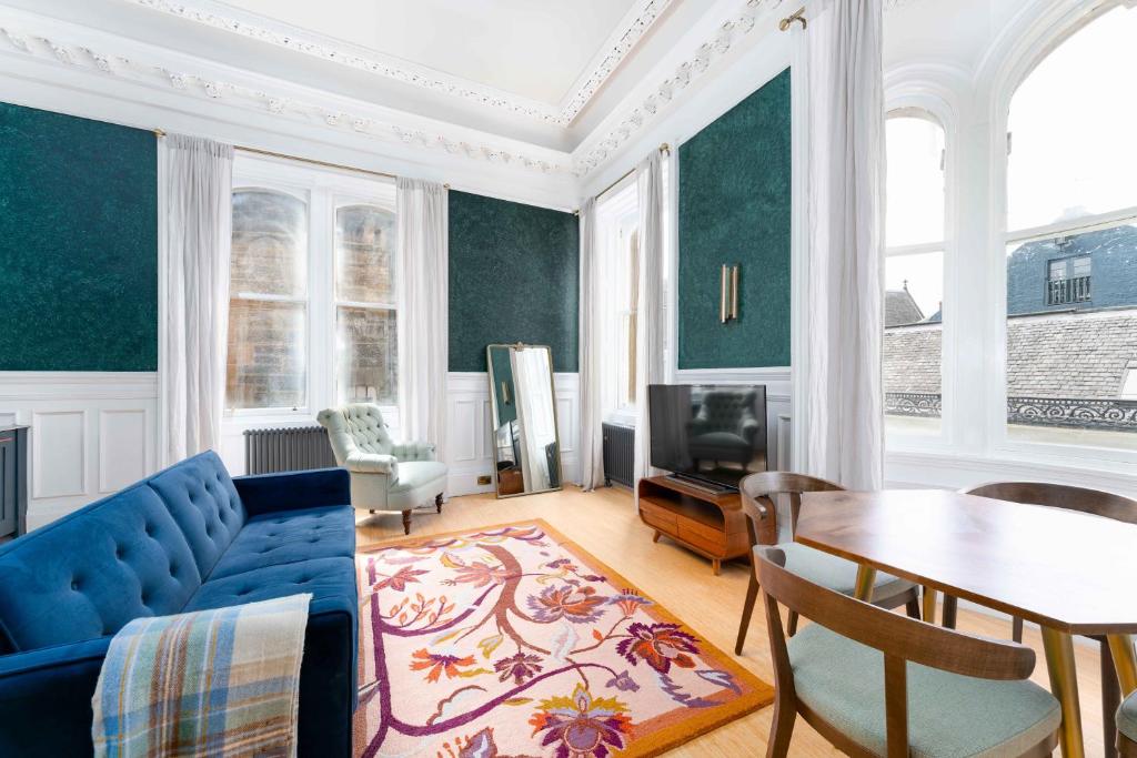 爱丁堡89 The Merchants by The House of Danu的客厅配有蓝色的沙发和桌子