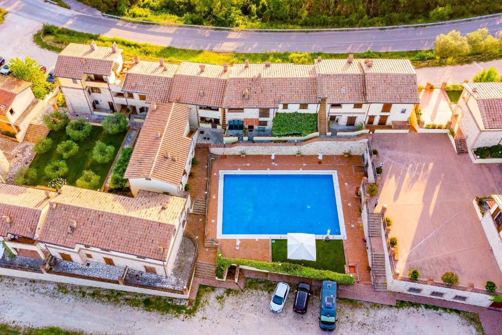 CollazzoneCasa Marlèn的享有带游泳池的房屋的空中景致