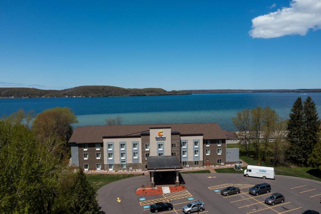 缪尼辛Comfort Inn & Suites Munising-Lakefront的享有酒店空中景色,设有停车场