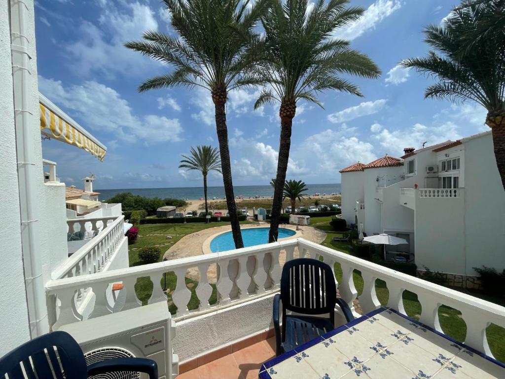 德尼亚Playa Del Sol, 1 dormitorio frente al mar, by Bookindenia的阳台种有棕榈树,享有海景。