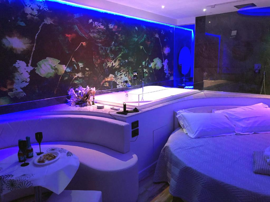 阿西西Luxury Spa Suite Superior Assisi的一间卧室设有大型鱼缸和一张床