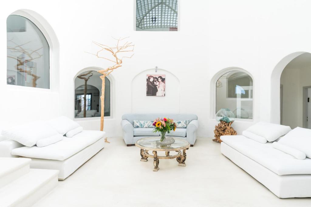 米克诺斯城萨罗米科诺斯精品酒店的白色的客厅配有白色家具和桌子