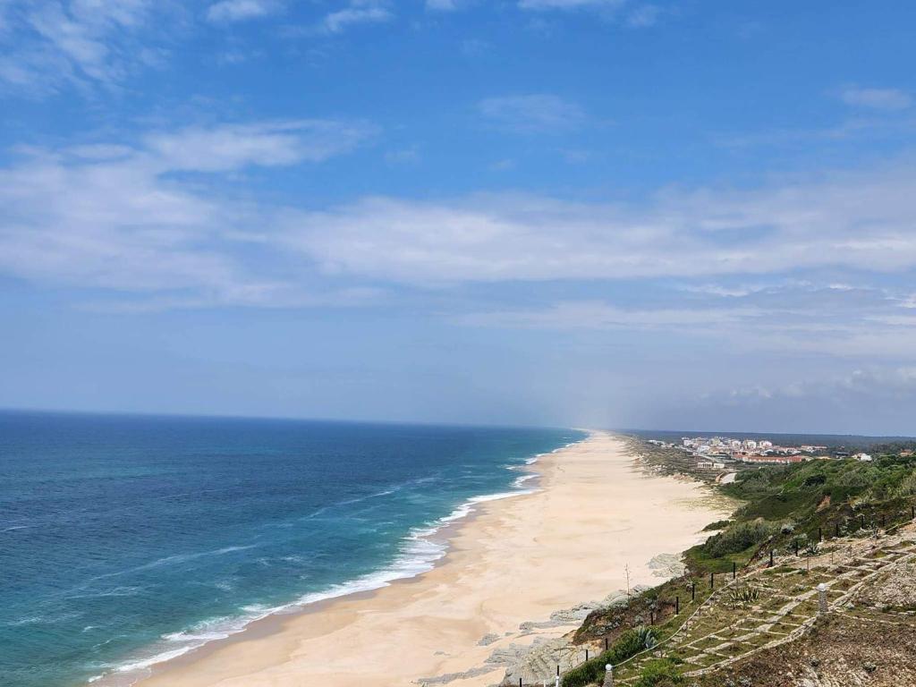 菲盖拉-达福什Casa dos Patos Quiaios的享有海滩和大海的景色