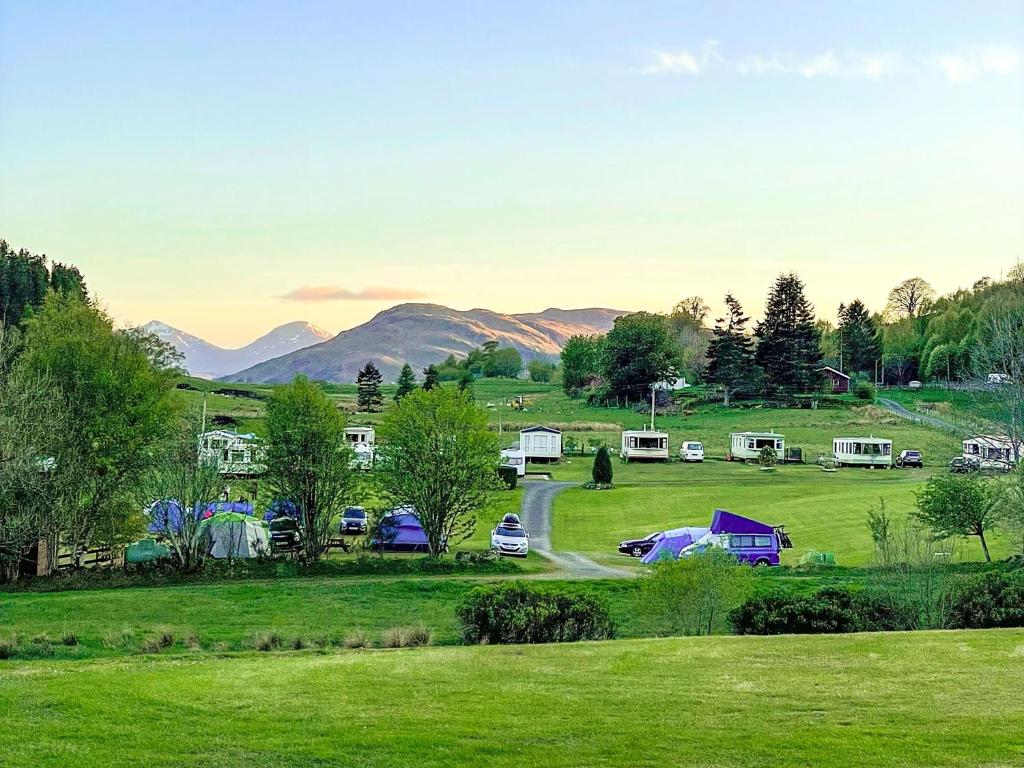 基林Cruachan Caravan and Camping Farm的山地的一组帐篷