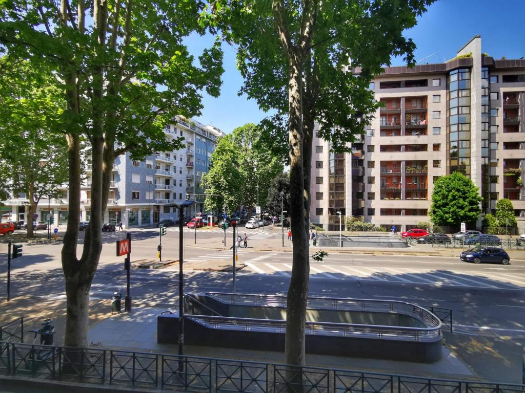 都灵Ana's Place Torino 3的享有树木和建筑的街道景色