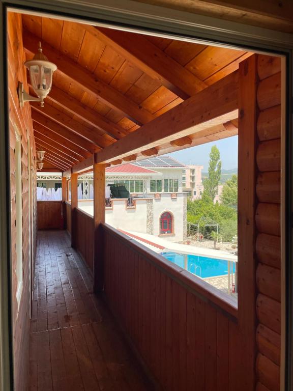 RrëshenVila Livio - Guest house Rreshen Mirdite的享有游泳池景色的门廊