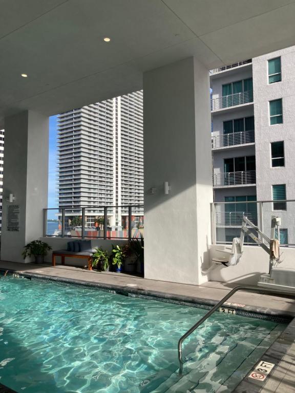 迈阿密Brand NEW modern 1 bedroom unit Downtown的一座游泳池,位于拥有两座高楼的酒店